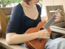ukulele mujer tocando, instrumento de cuerda, guitarra