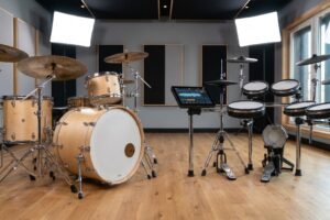 Comparación entre batería acústica y batería electrónica moderna