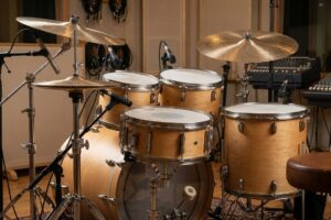 Batería acústica completa con todas sus partes principales en un estudio musical