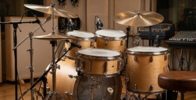 Bater&iacute;a ac&uacute;stica completa con todas sus partes principales en un estudio musical