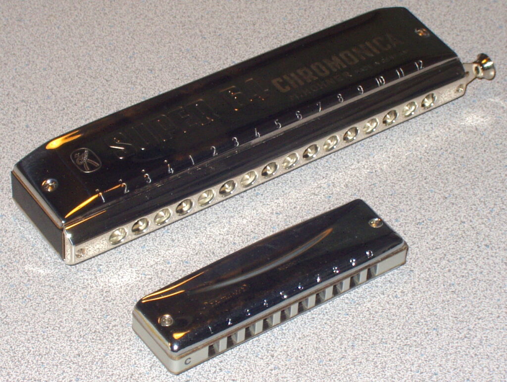 Armonica cromatica de 16 agujeros y diatonica de 10 agujeros