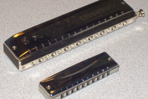 Armonica cromatica de 16 agujeros y diatonica de 10 agujeros