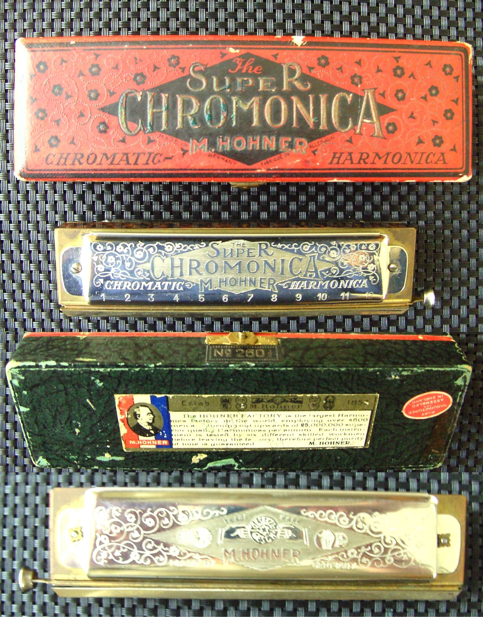 Armónica cromática Hohner Super Chromonica con su estuche