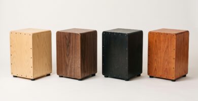 Cuatro cajones peruanos de distintos colores y acabados de madera alineados sobre fondo neutro