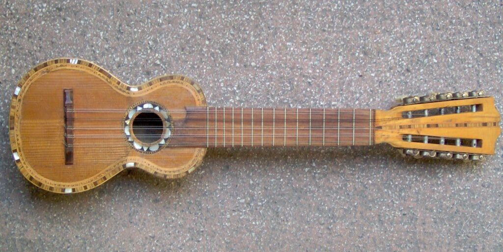 Charango boliviano de frente mostrando las cinco cuerdas dobles y el clavijero, para afinar