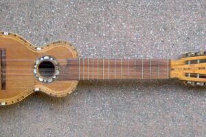Charango boliviano de frente mostrando las cinco cuerdas dobles y el clavijero, para afinar