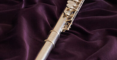 Flauta traversa de concierto en Do (Yamaha) con sus llaves del sistema Boehm