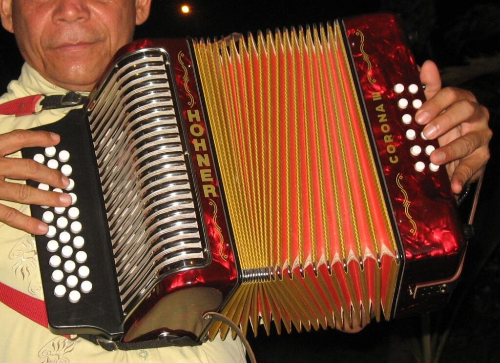 Acordeón diatónico de botones (Hohner Corona III), el tipo usado en el vallenato
