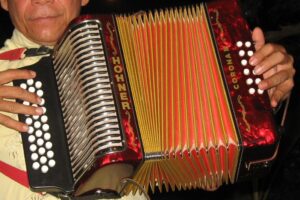 Acordeón diatónico de botones (Hohner Corona III), el tipo usado en el vallenato