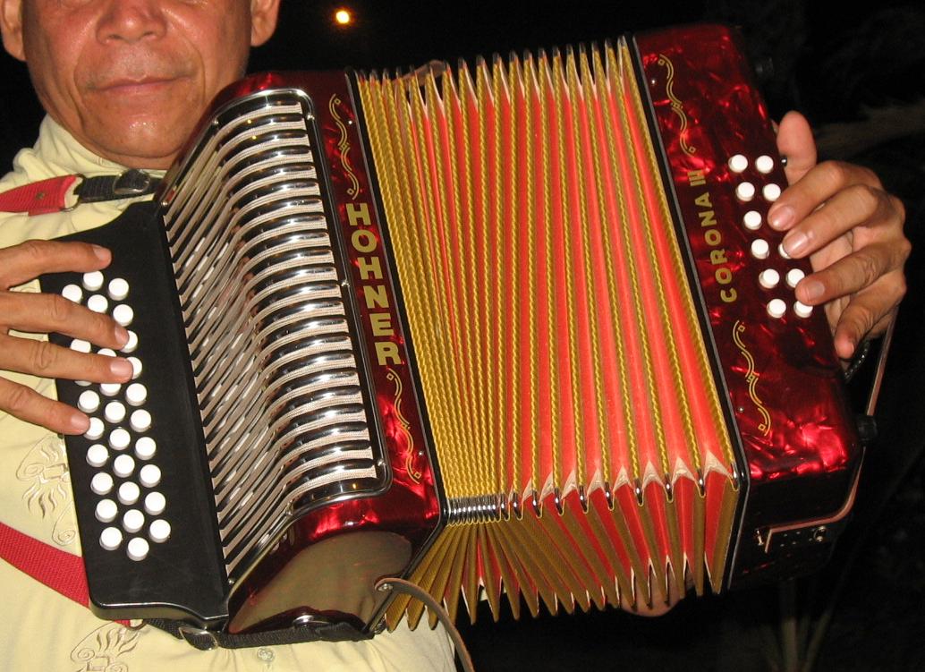 Acordeón diatónico de botones (Hohner Corona III), el tipo usado en el vallenato