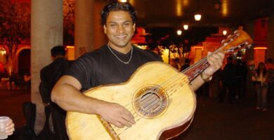 Guitarrón mexicano, el bajo acústico de seis cuerdas del mariachi, con su gran caja y fondo abombado