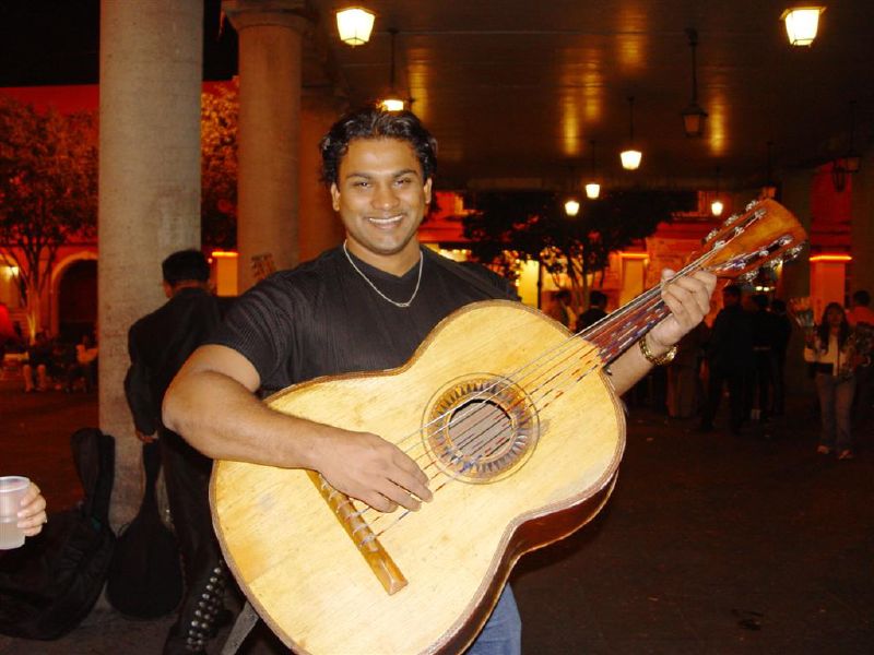 Guitarrón mexicano, el bajo acústico de seis cuerdas del mariachi, con su gran caja y fondo abombado