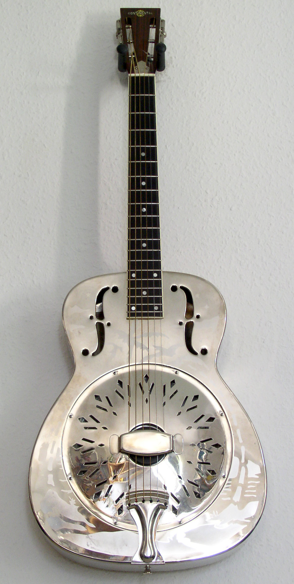 Guitarra resonadora met&aacute;lica estilo National de cono &uacute;nico