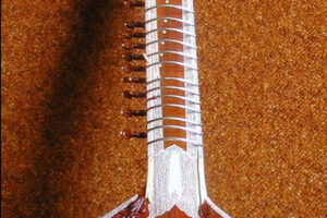 Sitar indio completo: calabaza de resonancia, mástil largo con trastes móviles y clavijas