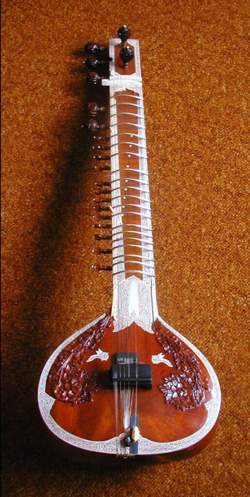 Sitar indio completo: calabaza de resonancia, mástil largo con trastes móviles y clavijas