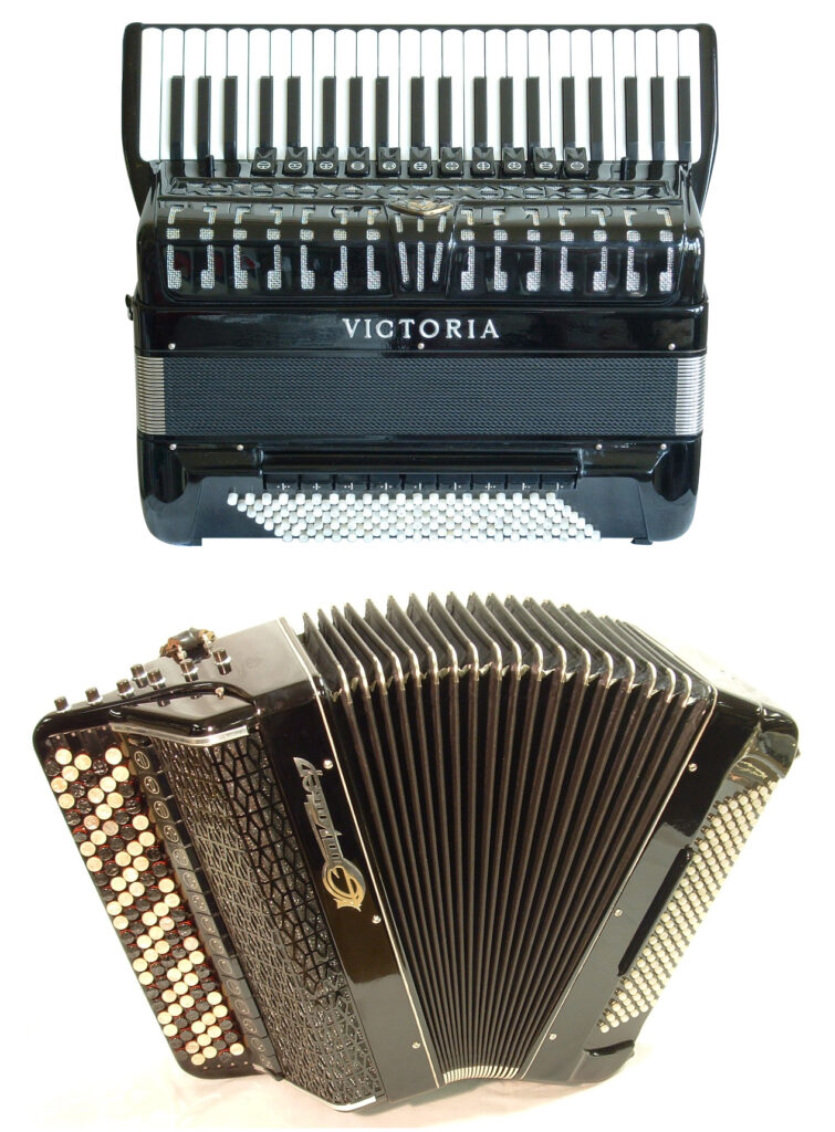 Acordeón de piano (arriba) junto a un bayán ruso de botones cromático (abajo), mostrando la diferencia de teclado