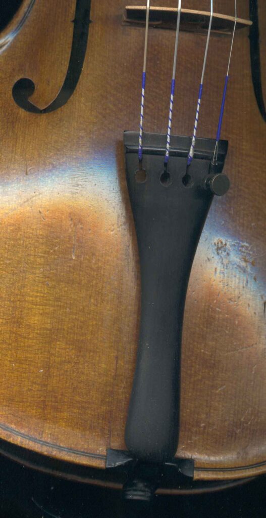 Cordal de viol&iacute;n con un &uacute;nico microafinador en la cuerda Mi