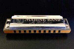 Armónica diatónica Hohner Marine Band con los agujeros numerados del 1 al 10 sobre la tapa