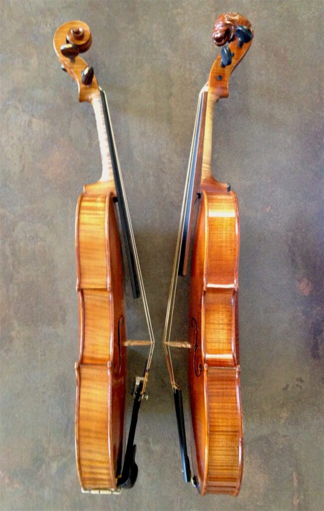 Viol&iacute;n moderno y viol&iacute;n barroco de perfil: el barroco tiene el m&aacute;stil recto, el diapas&oacute;n m&aacute;s corto y no lleva mentonera