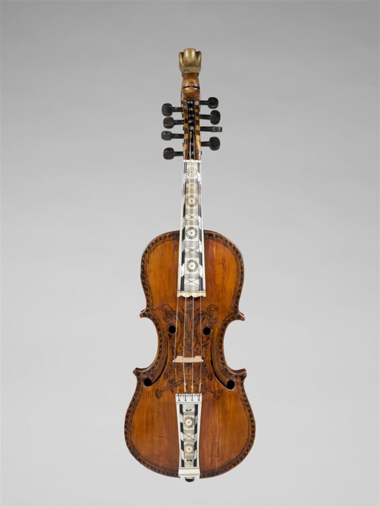 Viol&iacute;n Hardanger noruego decorado con n&aacute;car y dibujos de tinta, con m&aacute;s clavijas que un viol&iacute;n normal