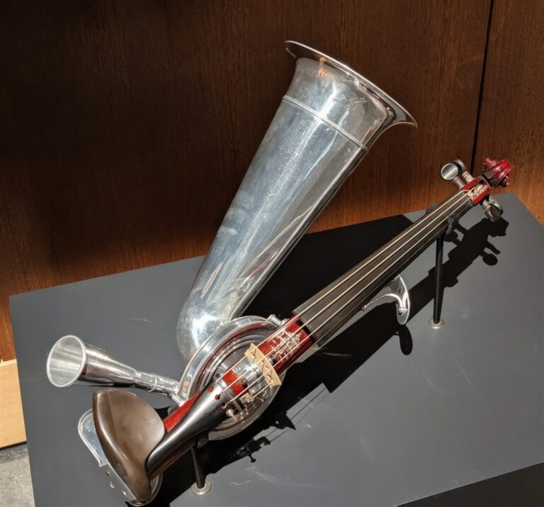Viol&iacute;n Stroh con bocina de aluminio en lugar de caja de resonancia, en una vitrina de museo